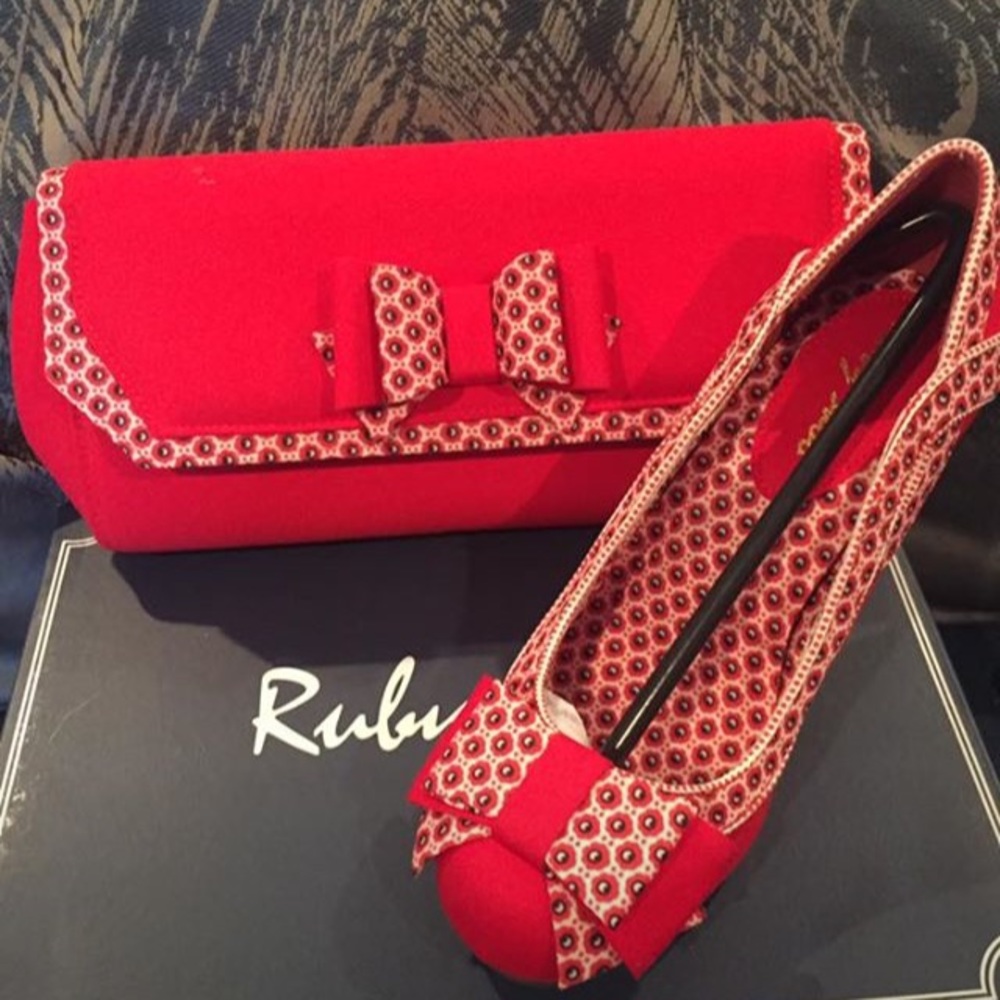 "Top Vintage" red heels and bag